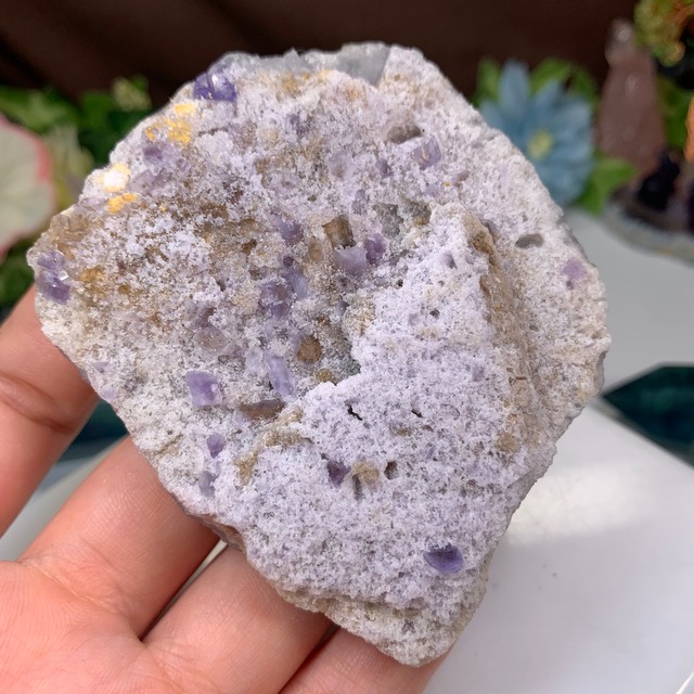 ハリネズミさんが住み着いついている☆ヤオガンシャン産・パープルフローライト原石