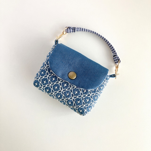 小さな刺し子のフラップポーチ/(スモークブルー)リネン