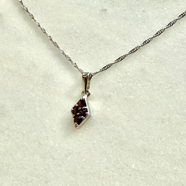 【本場買い付け】【最高品質】【超美石】ガーネット　ペンダント（チェーンつき）NO.15