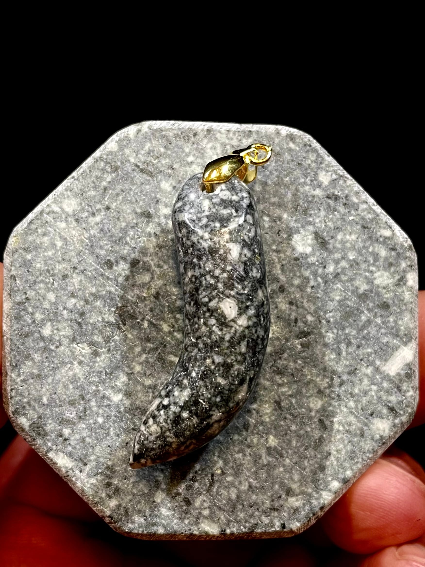 6) 秘中の秘！超霊石「幻の黒遠野」特殊勾玉M(ハンドメイド