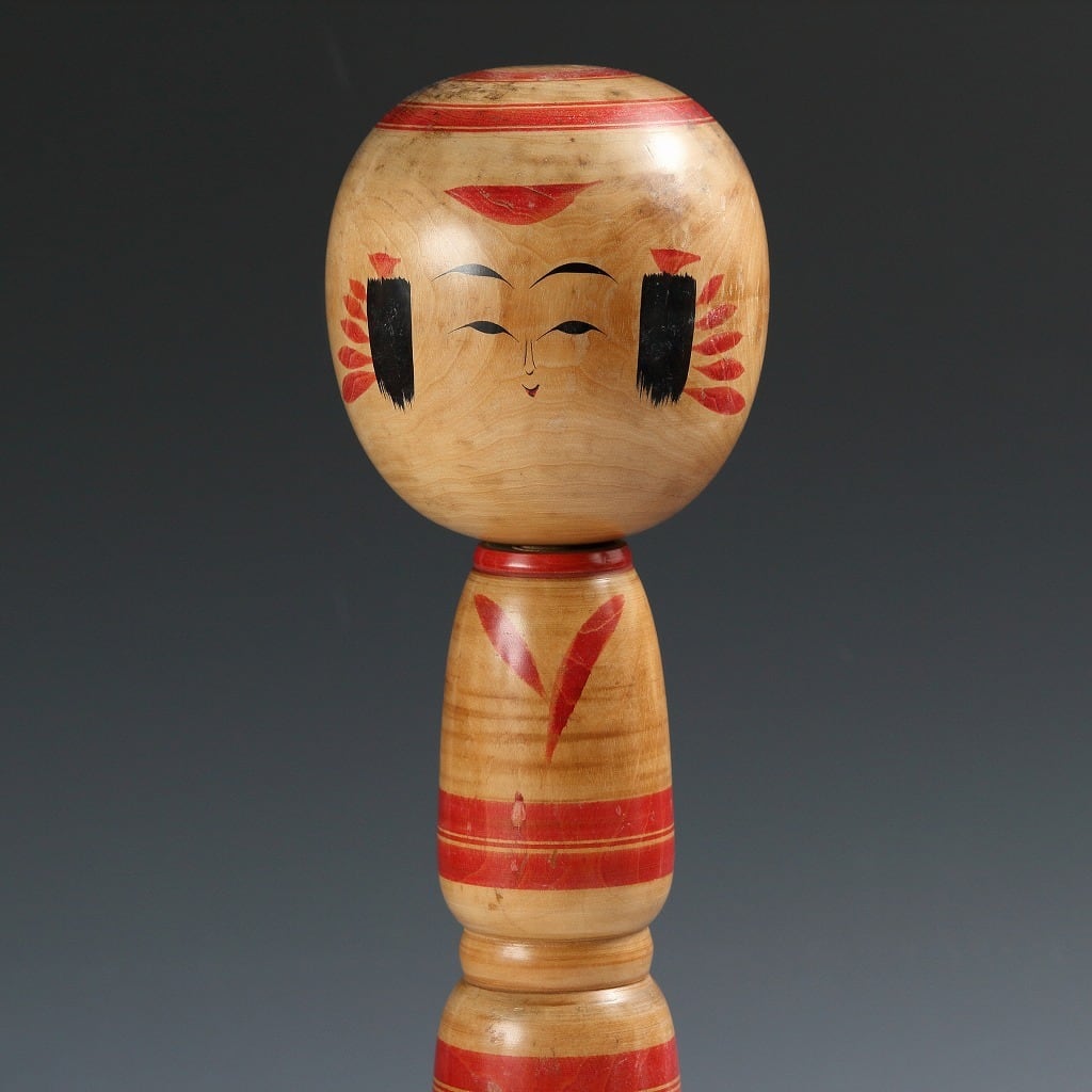 宮城県遠刈田こけし、佐藤名人の作品との事です。 名工 佐藤辰雄｜SATO Tatsuo(宮城, 1928-2009) 弥治郎系 伝統こけし