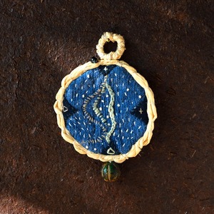 「 spirit ４」｜手ししゅう壁かざり｜藍染手紡手織布と木曽ヒノキ天然木鉋屑