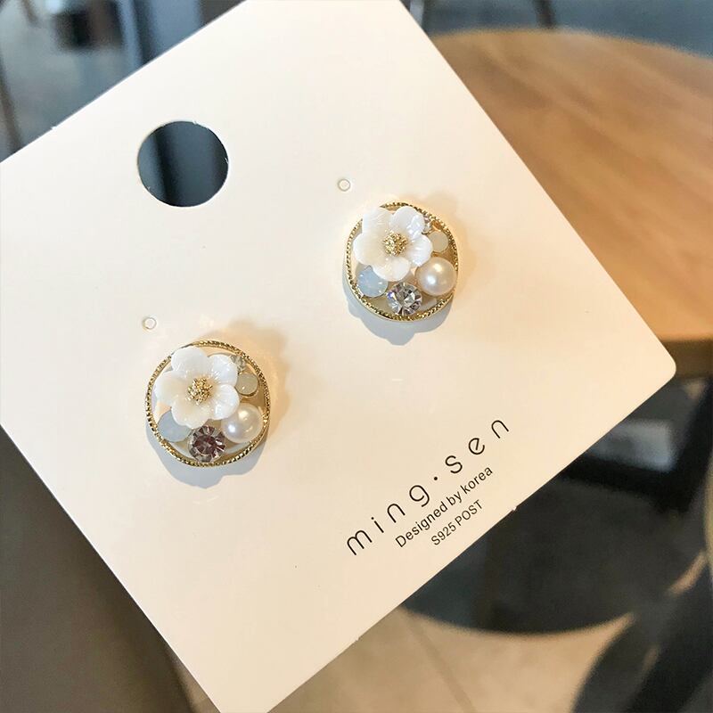 サマーホワイトFlowerデザイン イヤリング アクセサリー 夏物 指輪 フラワーデザイン ブラック・アイド・ピーズ90091133955