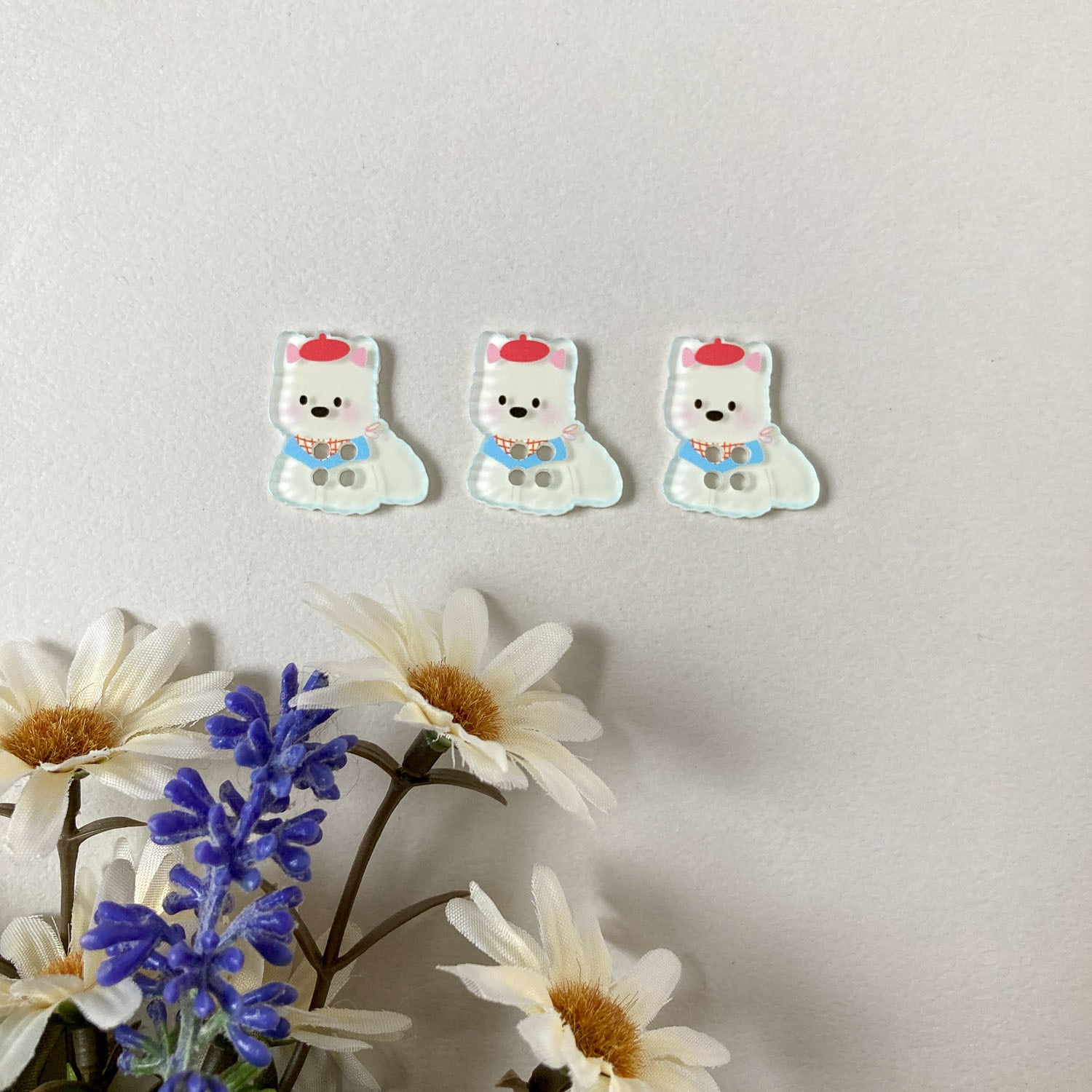 赤い帽子の白い犬モチーフボタン(23mm)