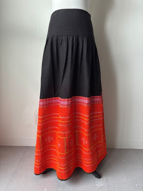 モン族スカート 002 ロング オレンジ系刺繍 黒リネン生地 ファスナー付