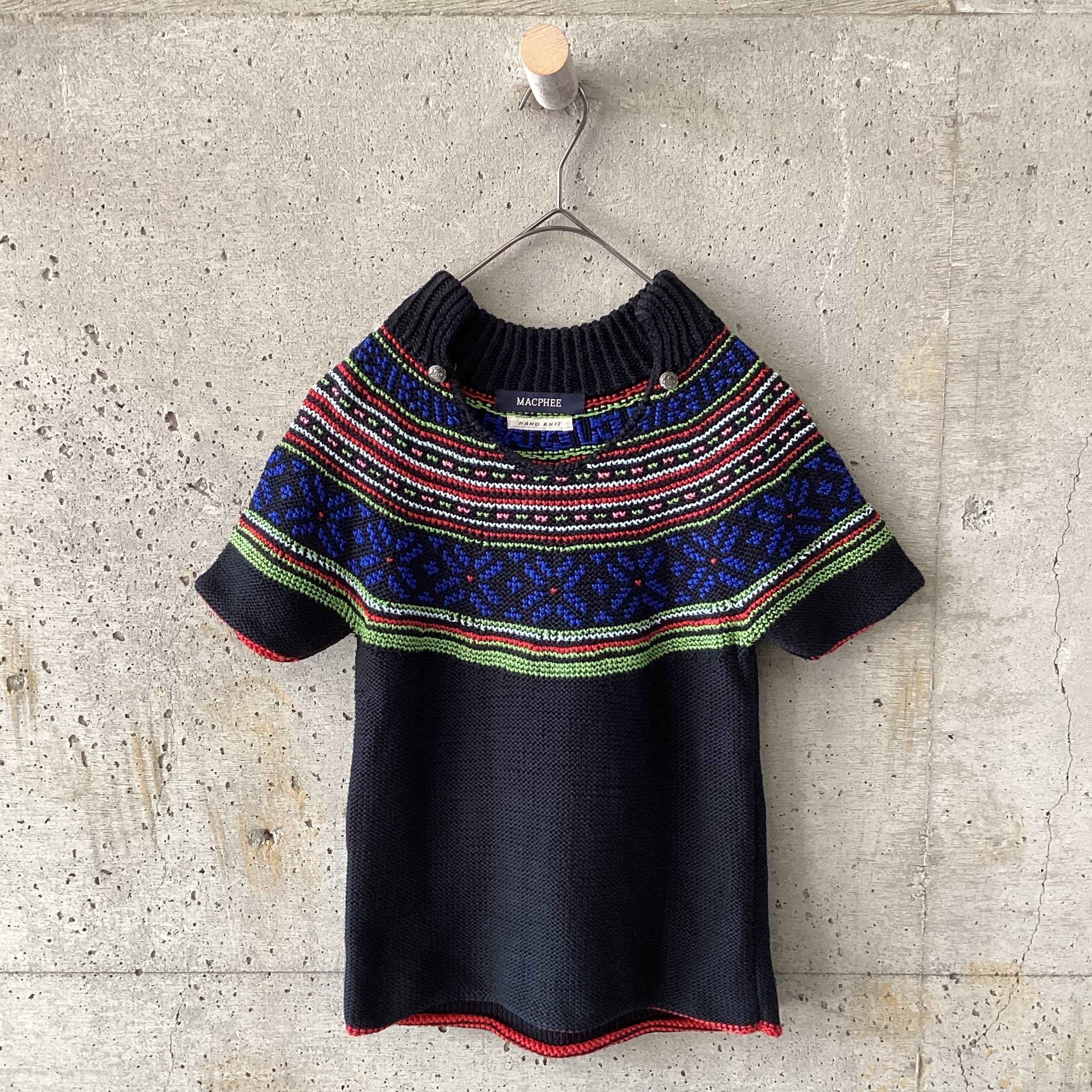 Hand-knitted short-sleeved knit with concho