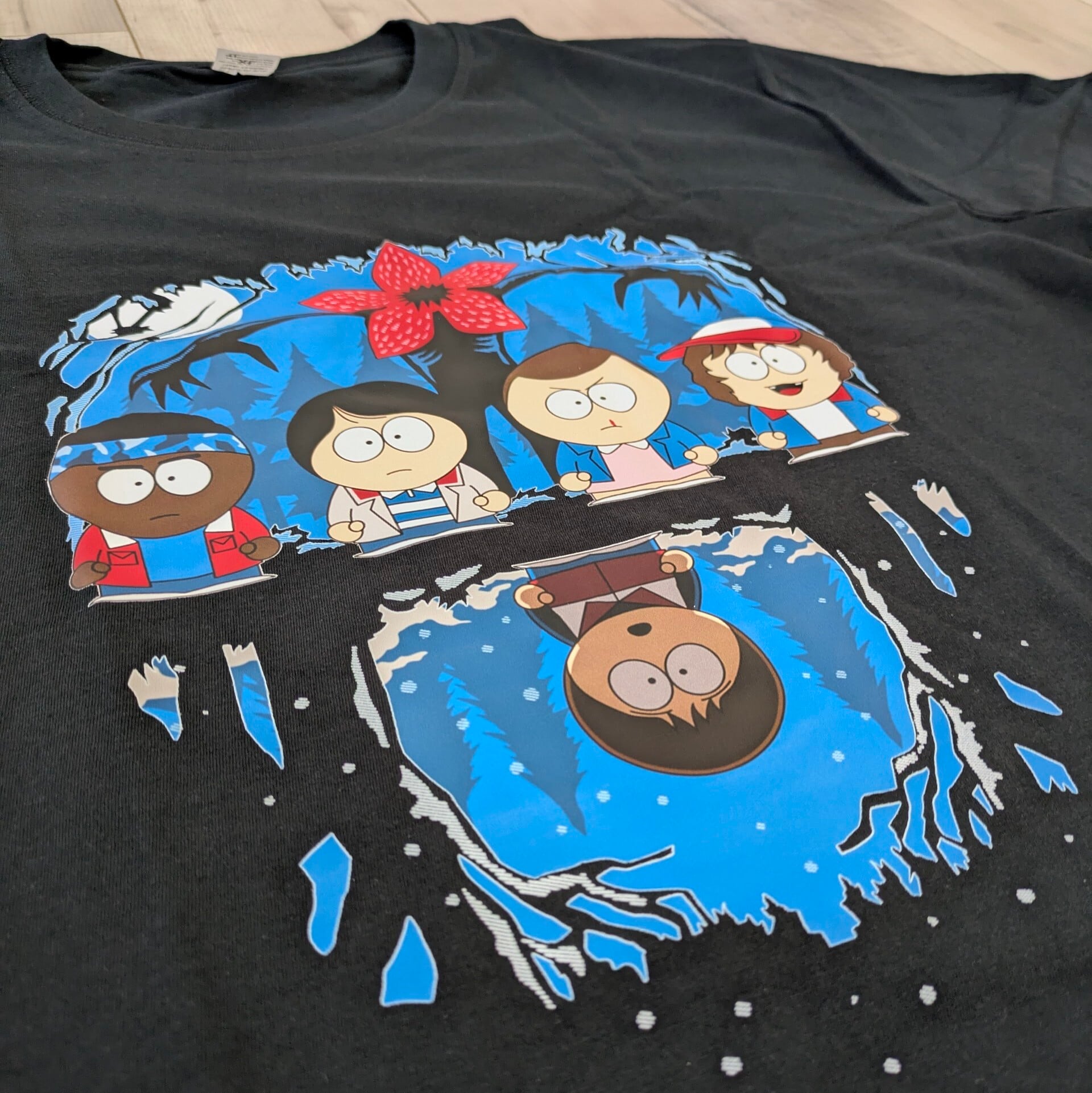 【 Stranger Things(ストレンジャーシングス)】 Tシャツ / サウスパークイラストタッチ 〚アメリカン雑貨 アメトイ〛