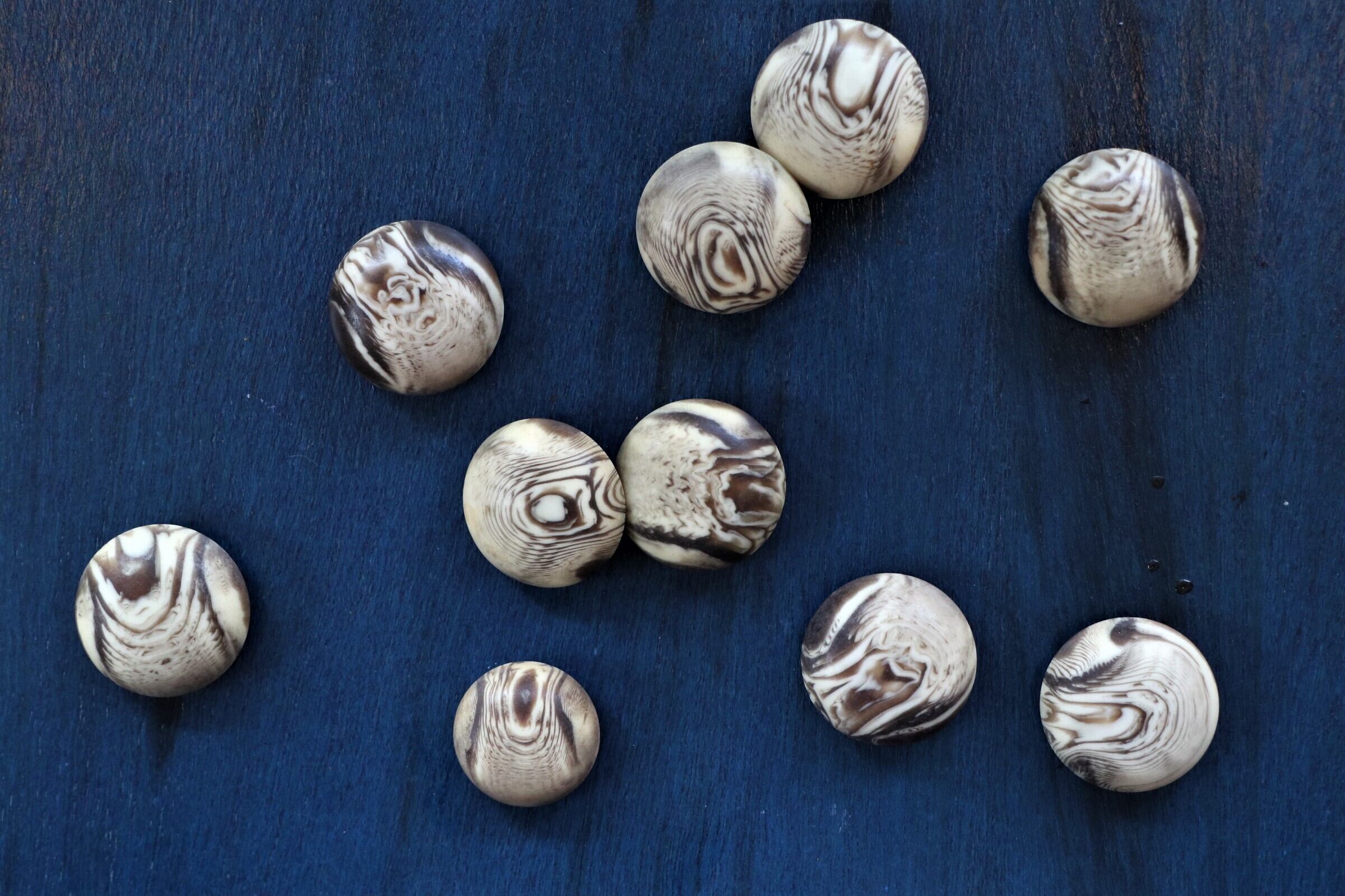 France マーブル模様のボタンたち