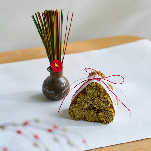 椿のヘアピンとい草のお飾り（2色）【日本製】／美濃焼花瓶 イグサ 消臭 調湿 正月