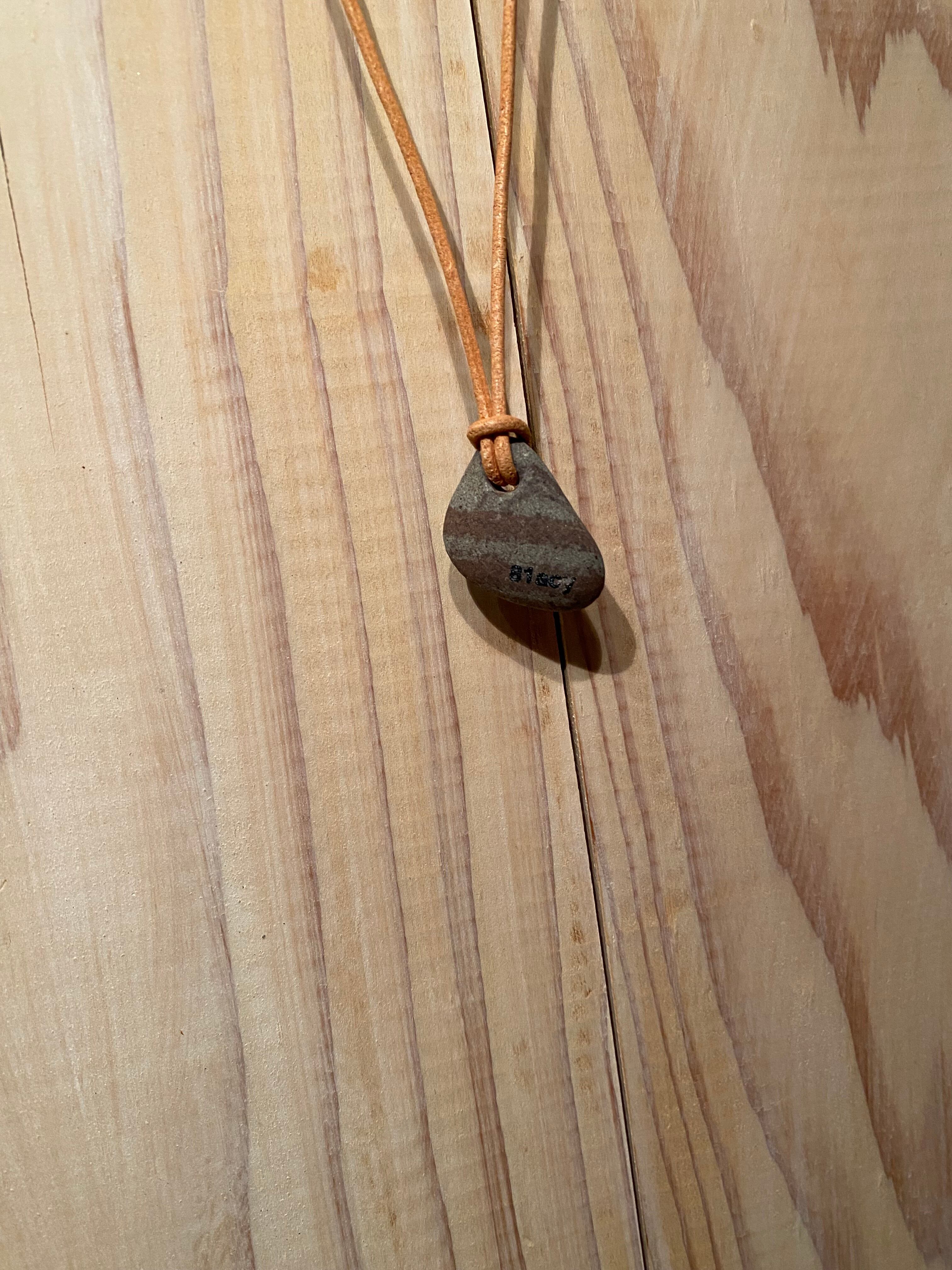 茅ヶ崎海岸で見つけた石を削って作ったアクセサリ Z0000020 | PAY ID