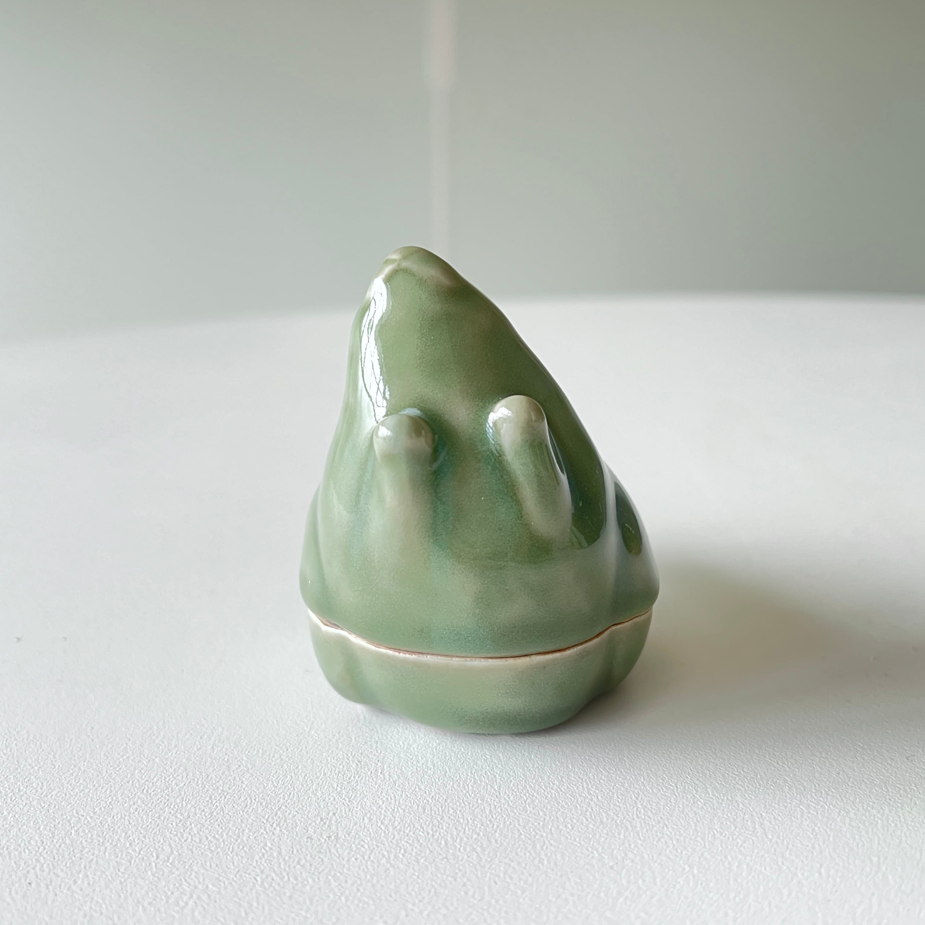 0415]三田青磁 香合 跳卯 | 三田陶芸の森。