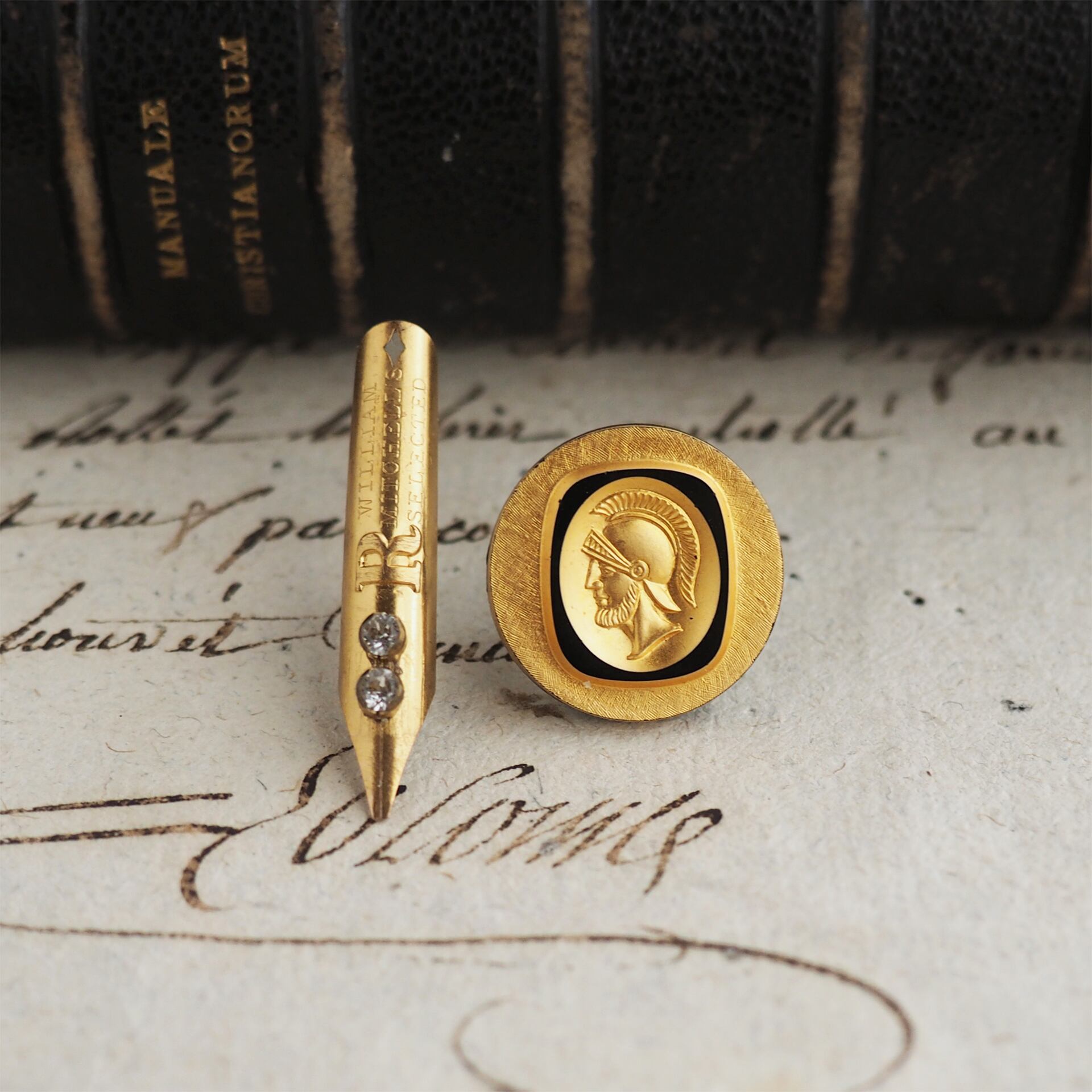 Re:novel - ペン先 - / ピンブローチ(ペンと盾gold&warrior intaglio)
