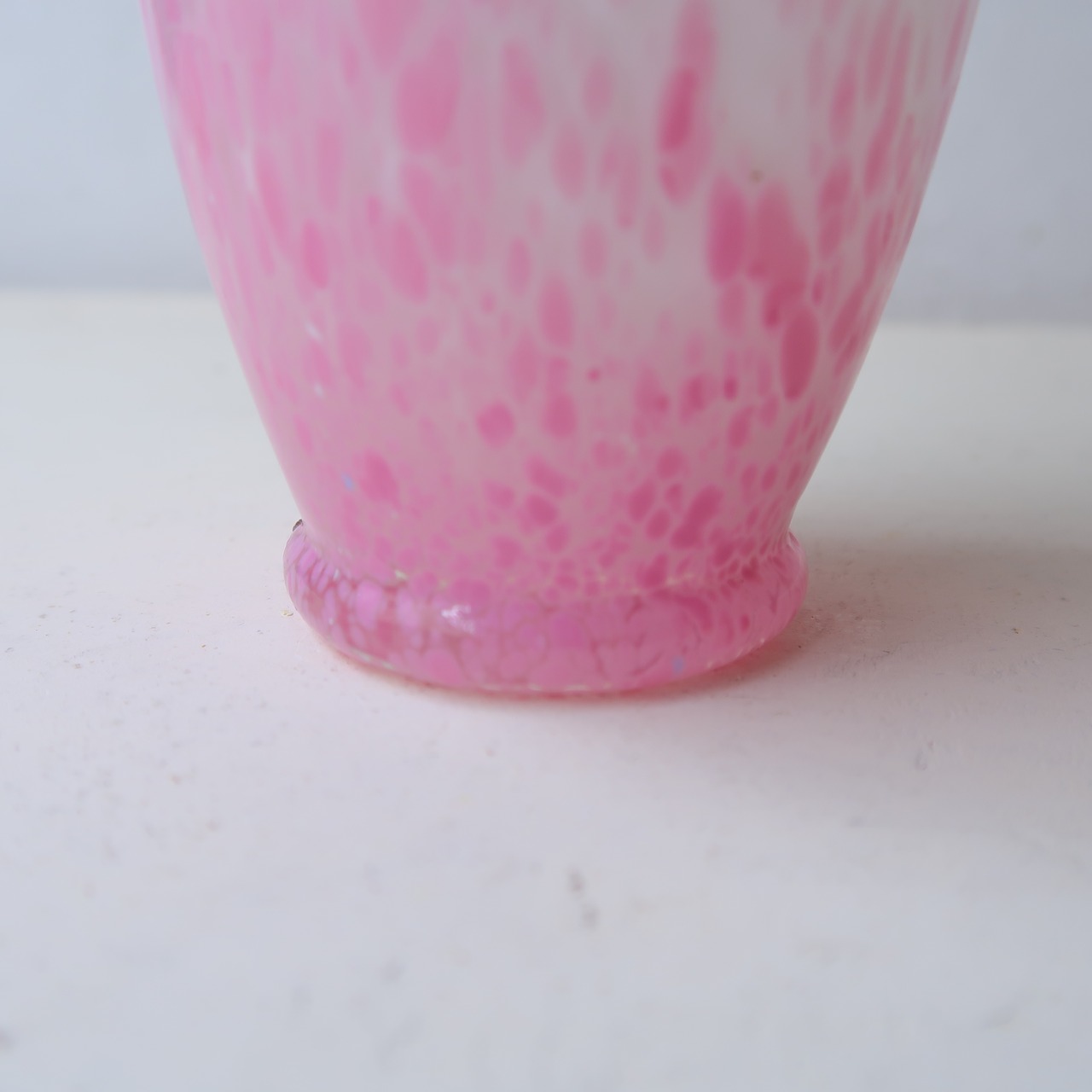 乳白色とピンクのひらひら花瓶