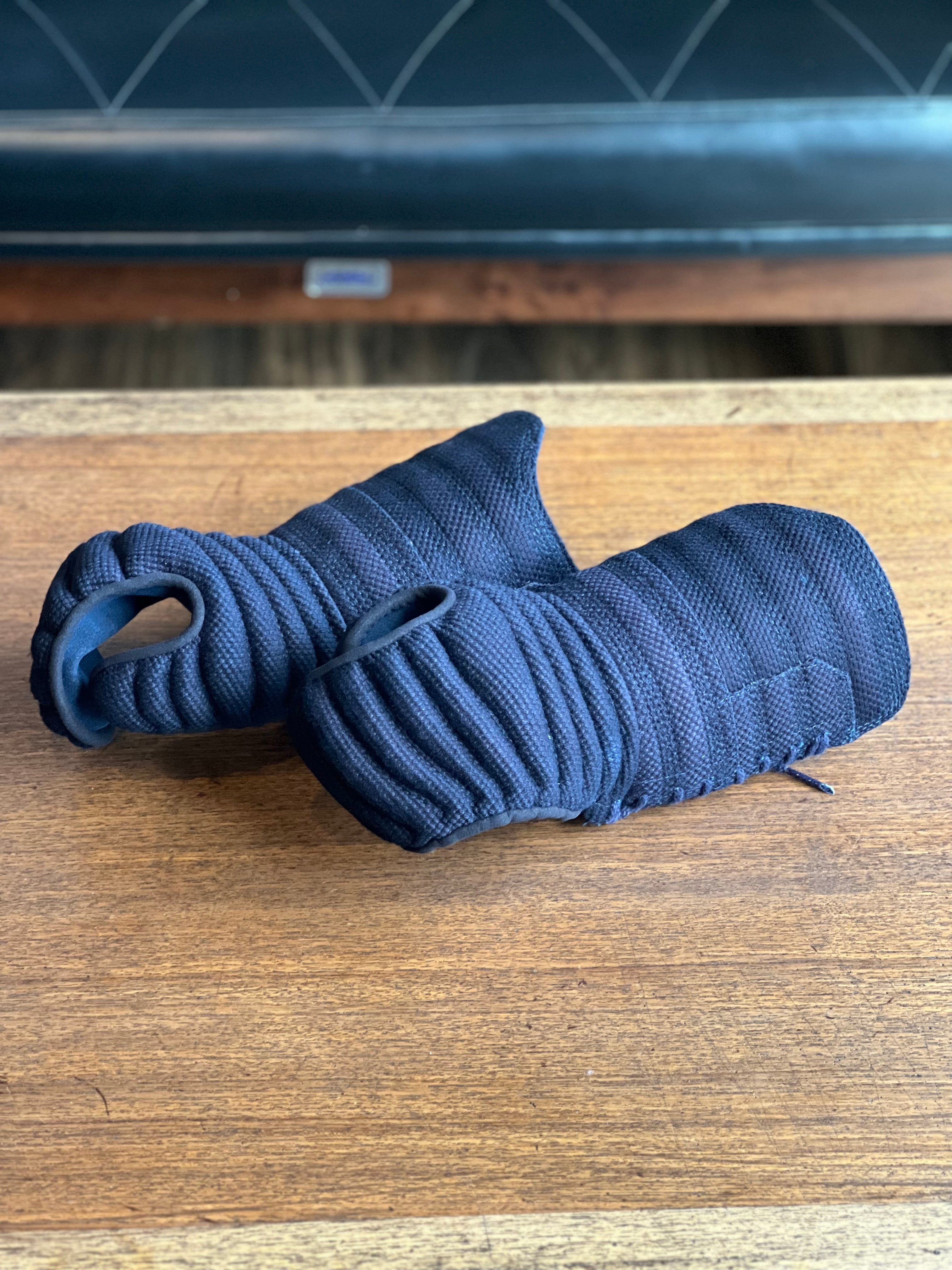 【早い者勝ち!今回のセールのみ!在庫限定大特価!】【6本の関節がパフォーマンス上げる!驚異の試合用スーパー軽量甲手‼️】【M.Lサイズ5名様限定大特価‼️】『キングコブラ』織刺 甲手