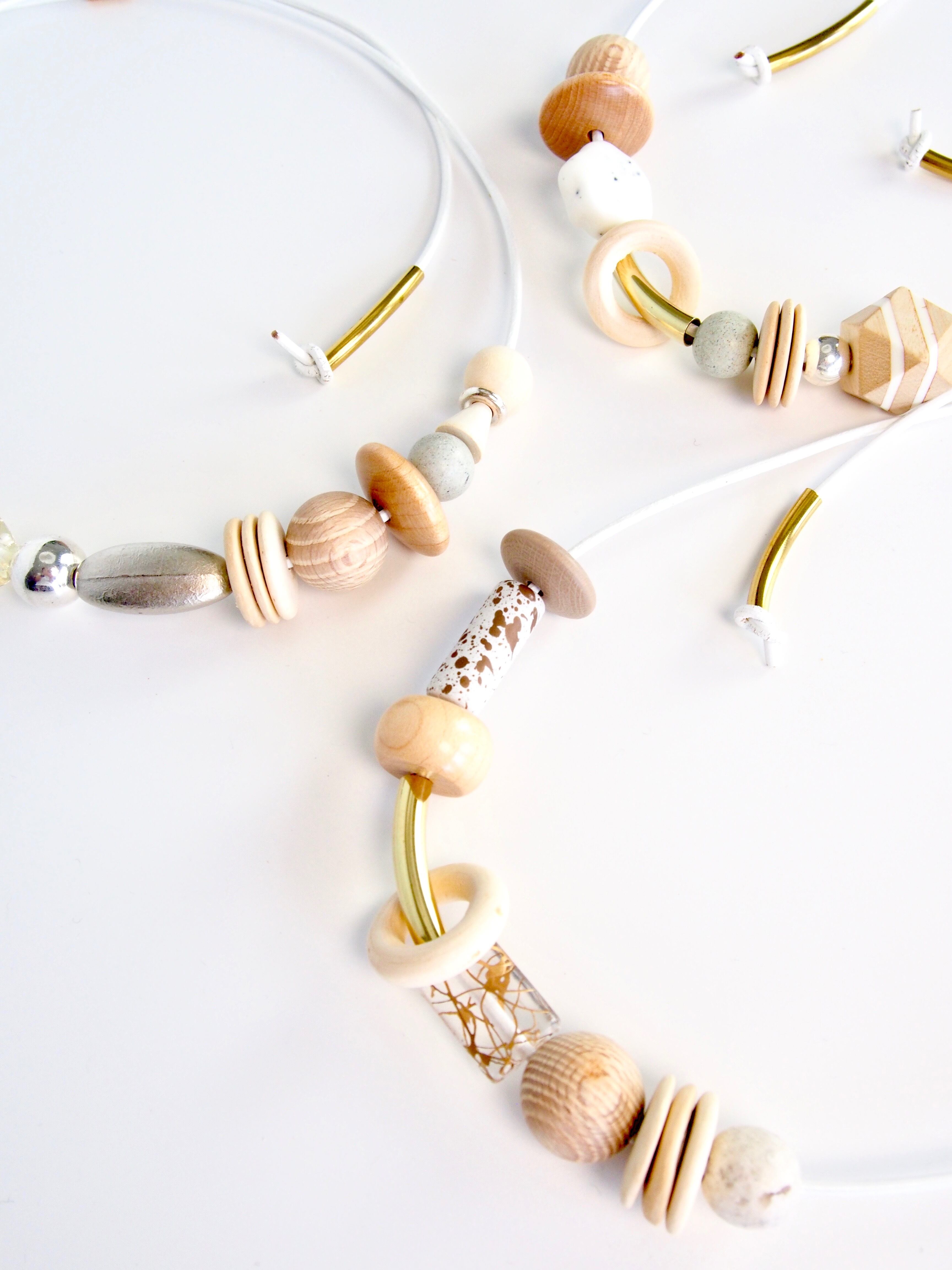 " Adjustable leather necklace " - white -
