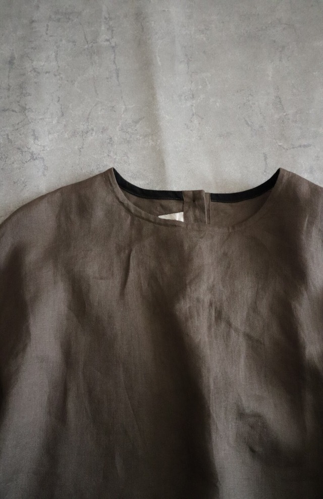 シンプルバック切替ブラウス　オリーブ