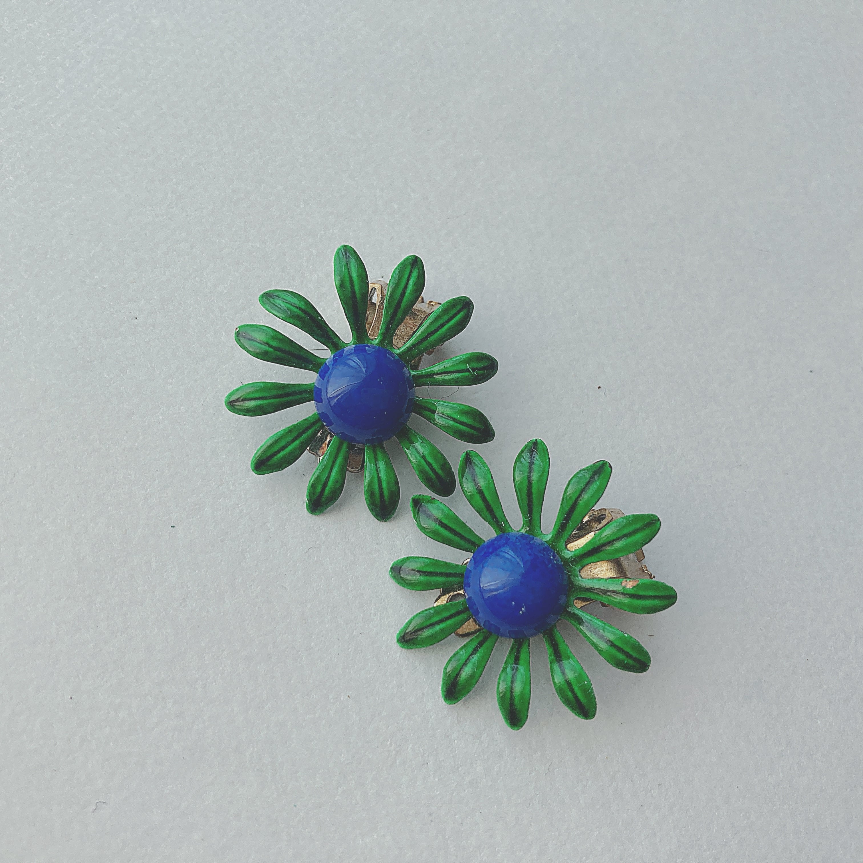 Vintage 60s - 70s green blue enamel flower earrings ヴィンテージ ...