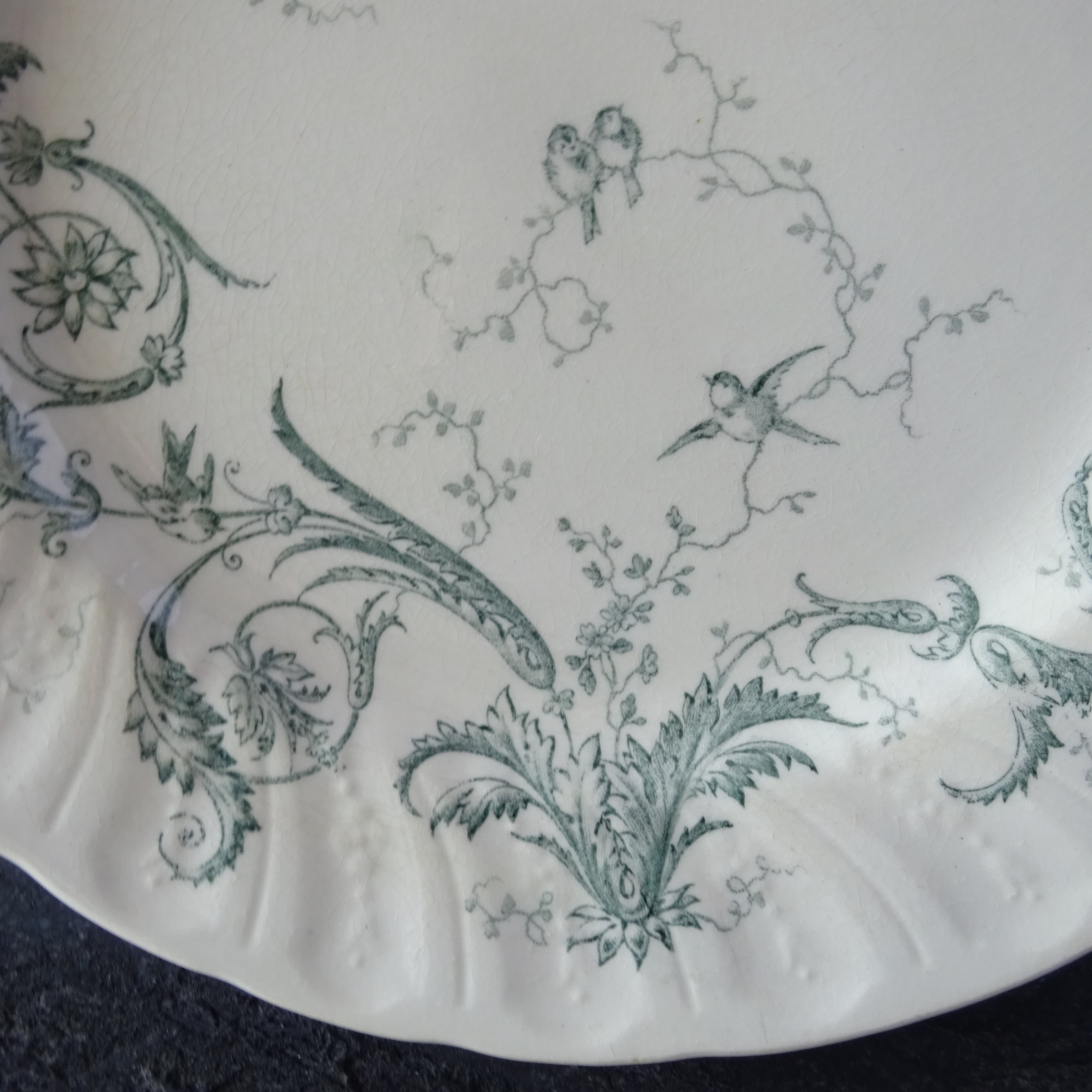 TERRE de FER PORCELAINE OPAQUE DE GIEN modèle 《RINCEAUX》 assiette plate (B)