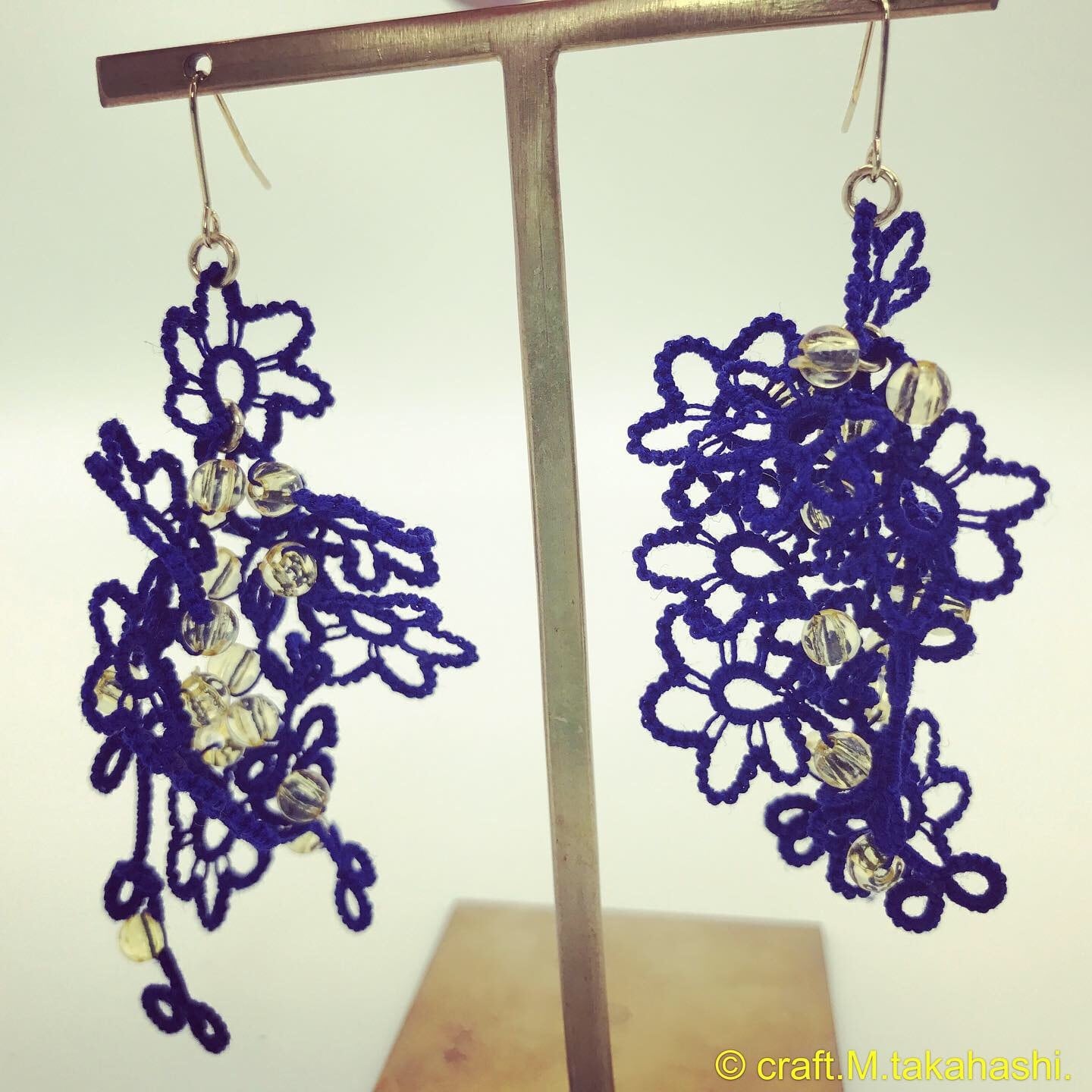 0137:ロイヤルブルーとイエローの繊細レースのピアス