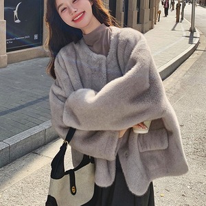 【送料無料】 ムートンコート ショートコート アウター 羽織り ふわふわ もこもこ 厚手 防寒 寒さ対策 長袖 Vネック ノーカラー フレア Aライン ボタン グレー 大人カラー ニュアンスカラー 厚手生地 ボア ウール 暖かい かわいい 大人可愛い 綺麗 シンプル カジュアル 大人 上品 おしゃれ お洒落 大人女子 こなれ感 エレガント コンサバ 定番アイテム 体型カバー 無地 冬 女性 レディース ママ 30代 40代 デート お出かけ 女子会 お呼ばれ お茶会 授業参観 休日 アウトドア