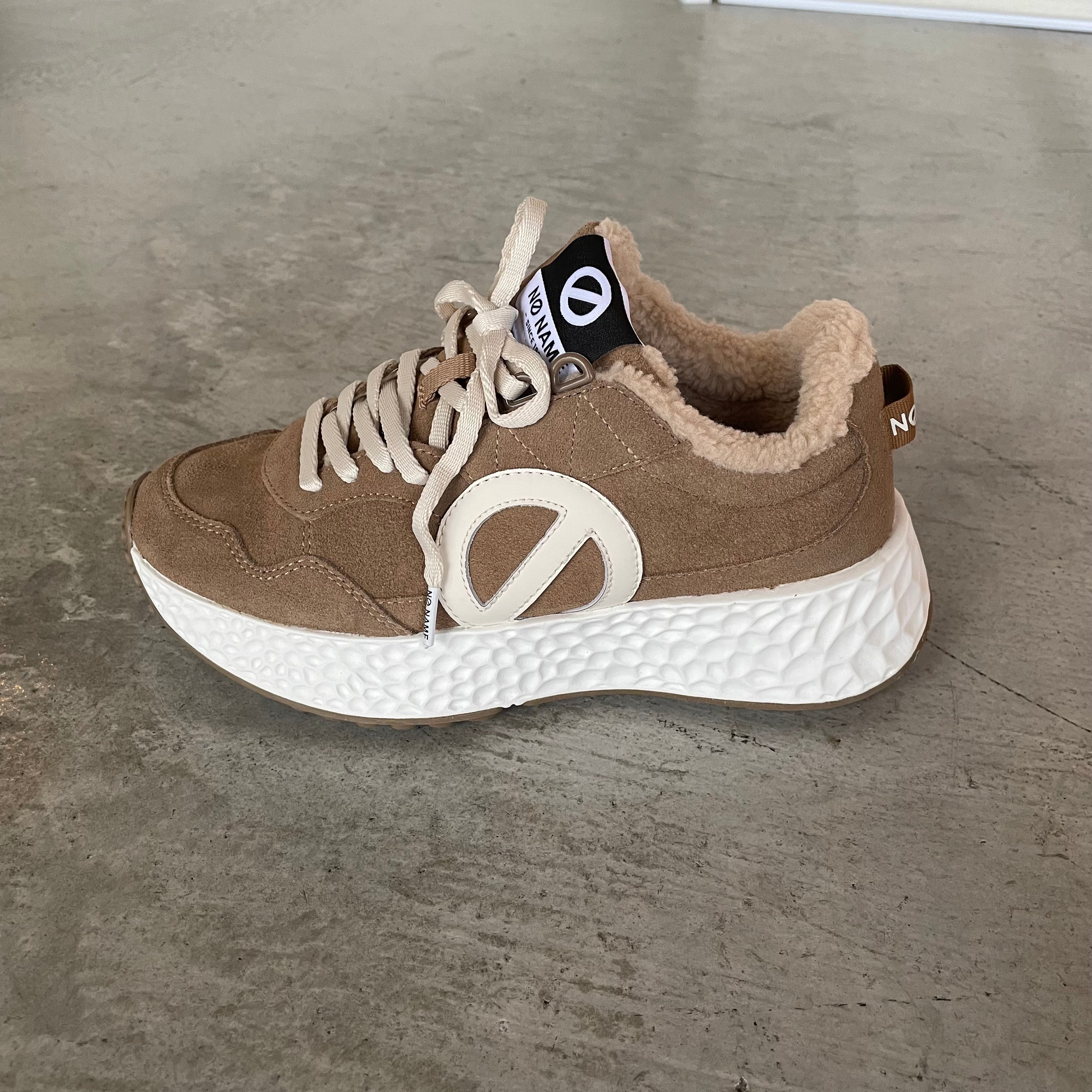 内側のふわもこ素材で寒〜い季節も怖くない♪ ビッグロゴ厚底ソール