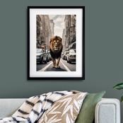 Lion Trip｜都会を旅するライオンのユニークアートポスター｜木製額縁付き・国内生産A4ポスター