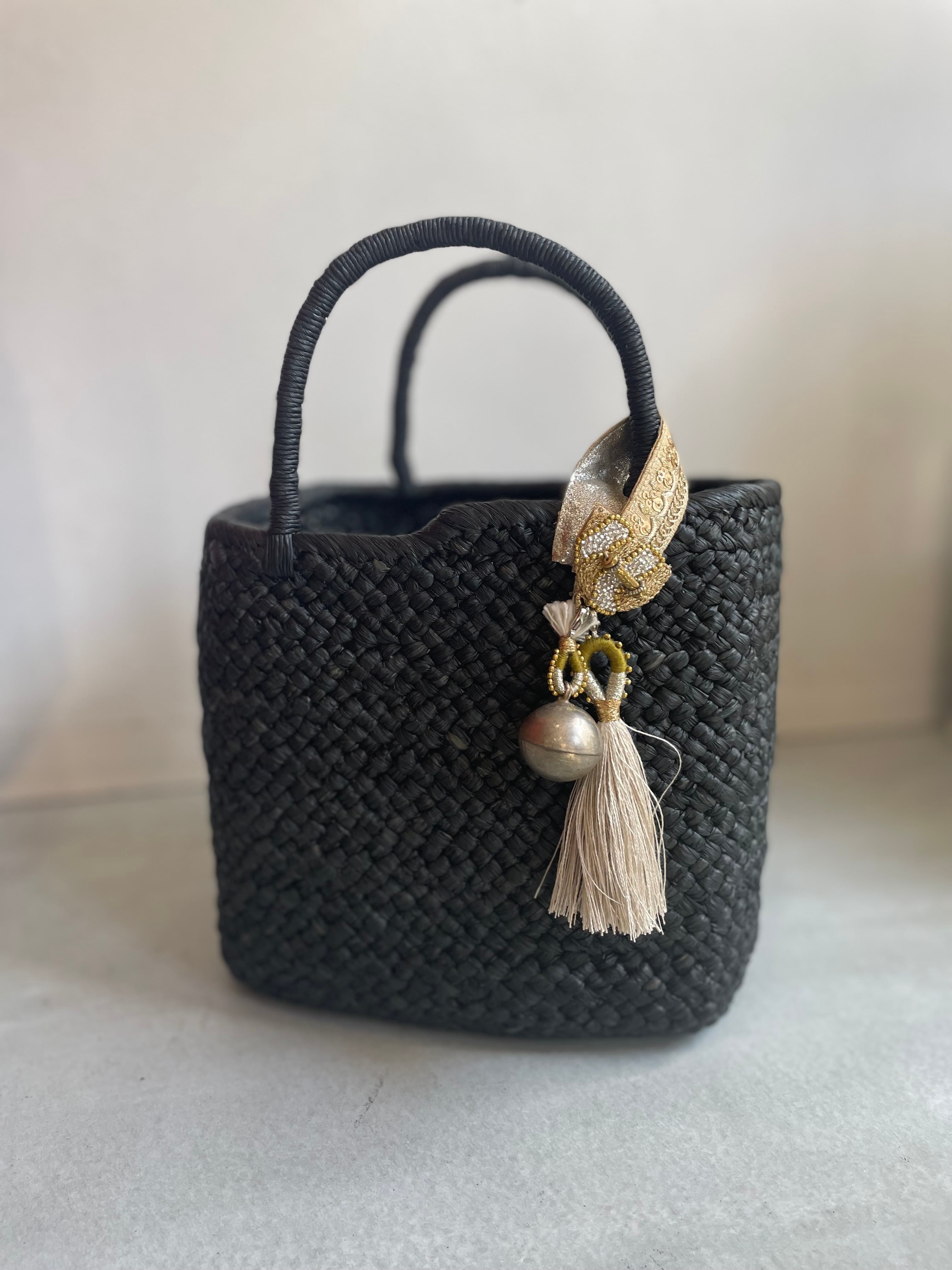 装身具「DOMACI」 半月ビーズ刺繍チャーム&ブレスレット