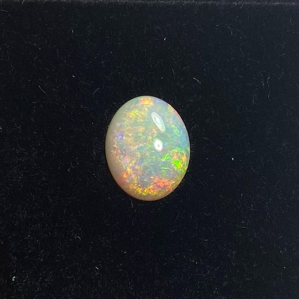 色遊ぶ　ピースフルなオパール