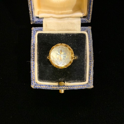 Pointed glass round ring