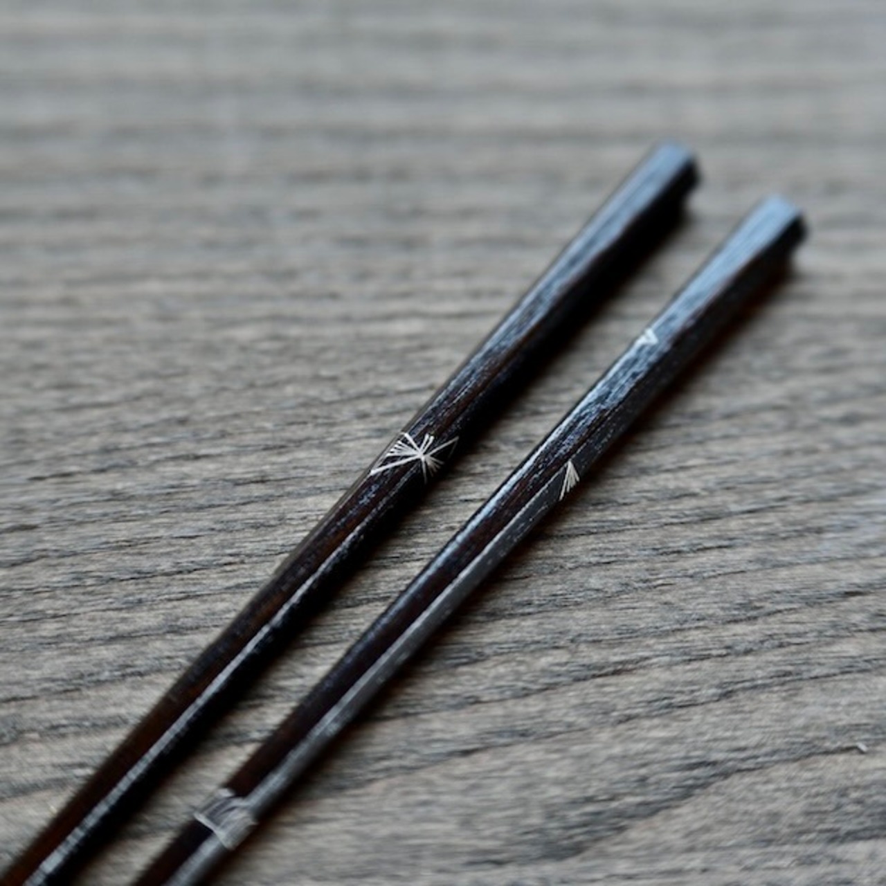 山岸紗綾　さやこ　蝶々のおはし　拭き漆　Saya Yamagishi – Butterfly Chopsticks　-fukiurushi