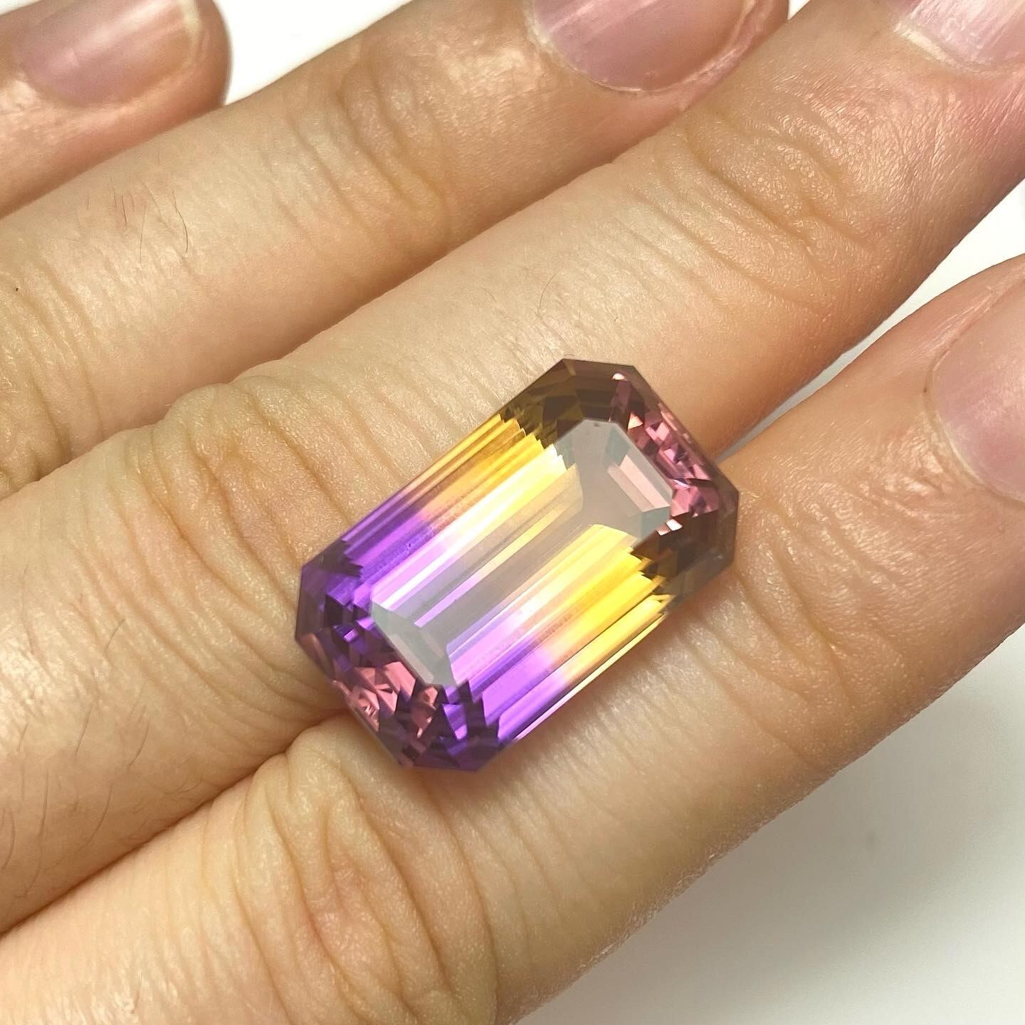 地球と人による美しいアート アメトリン