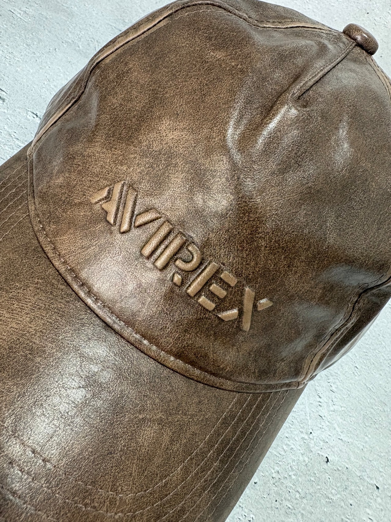 AVIREX / アヴィレックス AXエンボスロゴPU 6Pキャップ フェイクレザー カーブバイザー 2026年秋冬 ブラウン