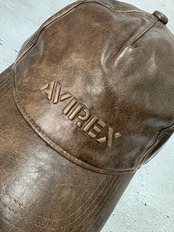 AVIREX / アヴィレックス AXエンボスロゴPU 6Pキャップ フェイクレザー カーブバイザー 2026年秋冬 ブラウン