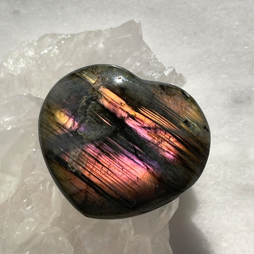 【超美石】マゼンタカラー、ピンク、オレンジゴールド　ラブラドライト　ハート　握り石　1182