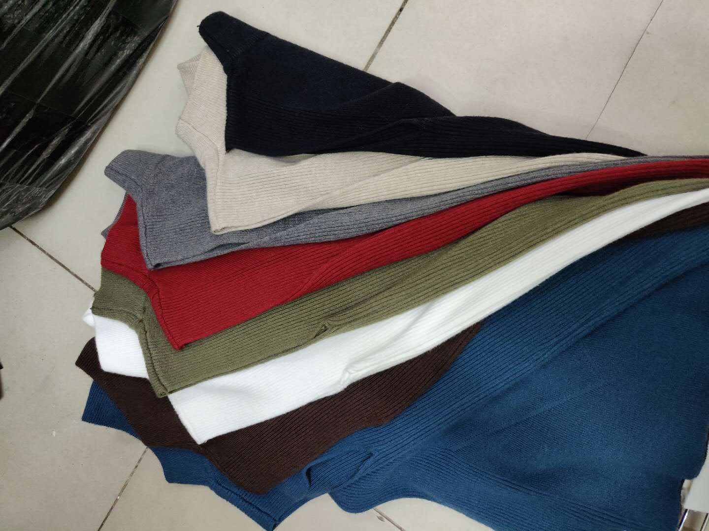 ハイネックノースリーブニット