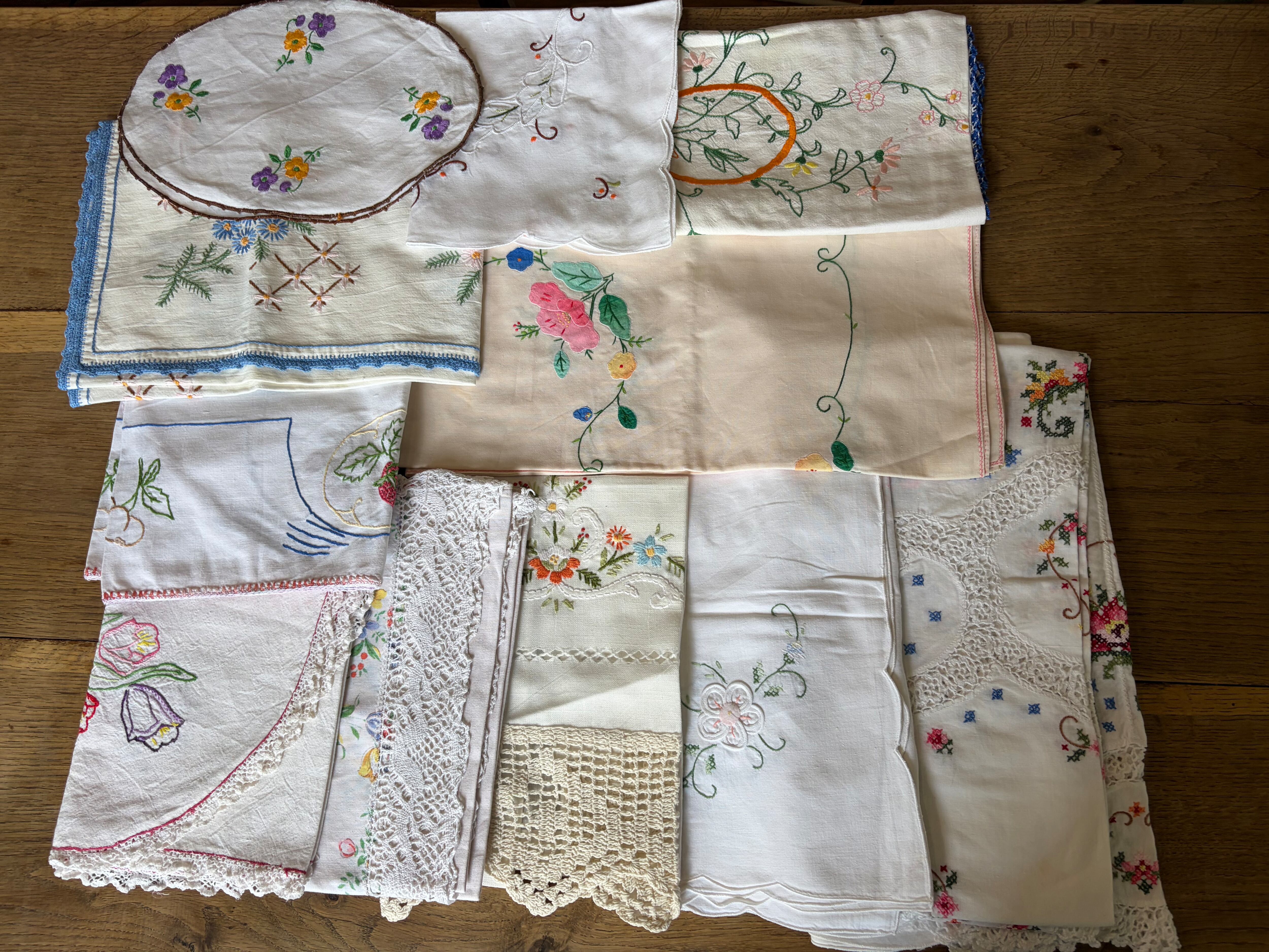 送料無料】フランスアンティーク テーブルクロス（64×62cm） 花柄刺繍