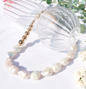 Baroque pearl neck