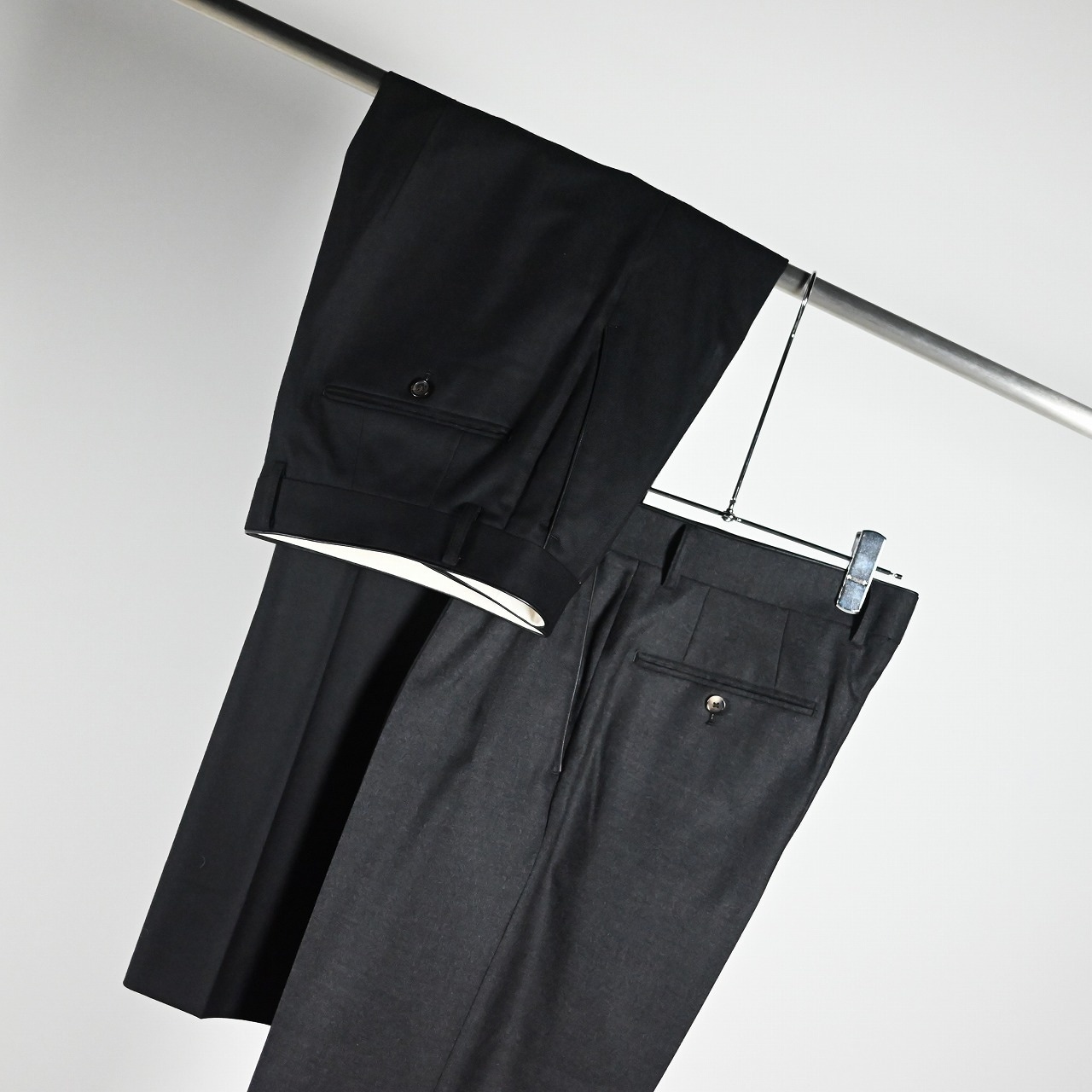 INTERIM / SUPER 120'S LIGHT WOOL FRANO WITH LEATHER PIPING 2-TUCK STRAIGHT SLACKS