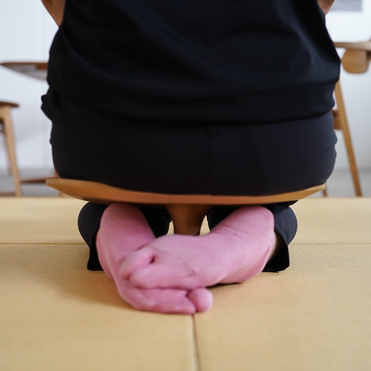 足が痺れない正座椅子 SUWARI 【送料無料】 | くらしと家具 HOLM230