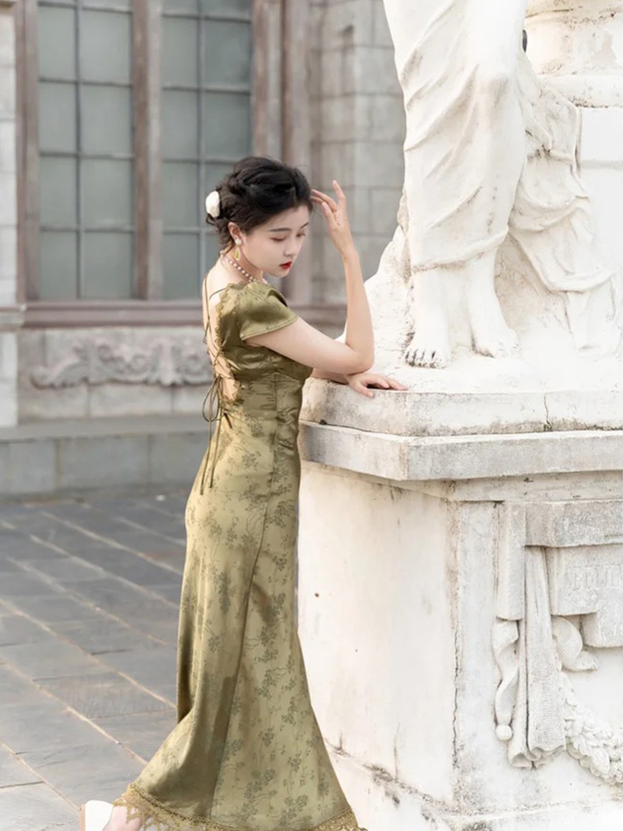 【0017】Elegant Open Back Lace-Up Short Sleeve Dress