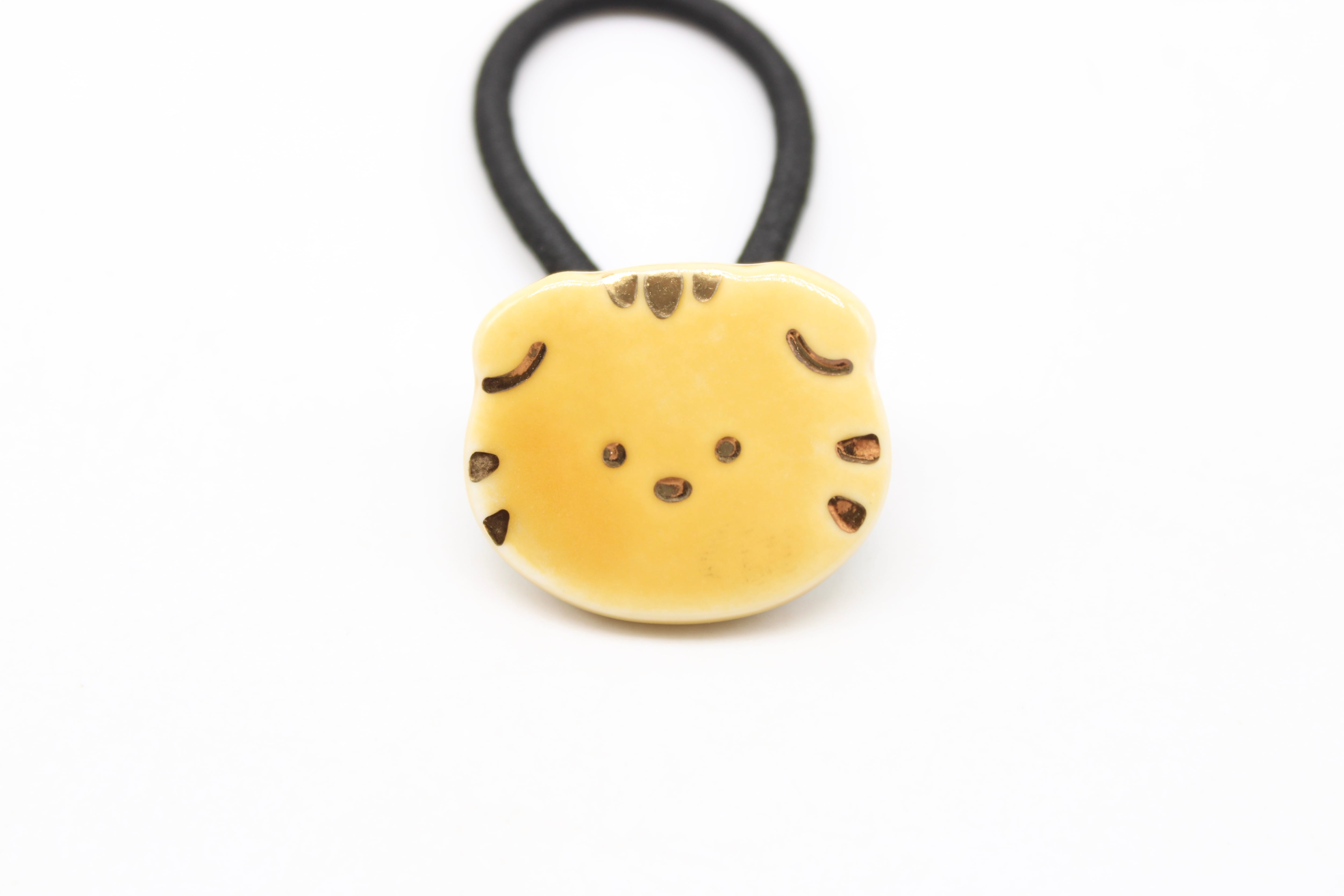 有田焼ブローチ ねこ 1 | 有田焼アクセサリー・陶器アクセサリー