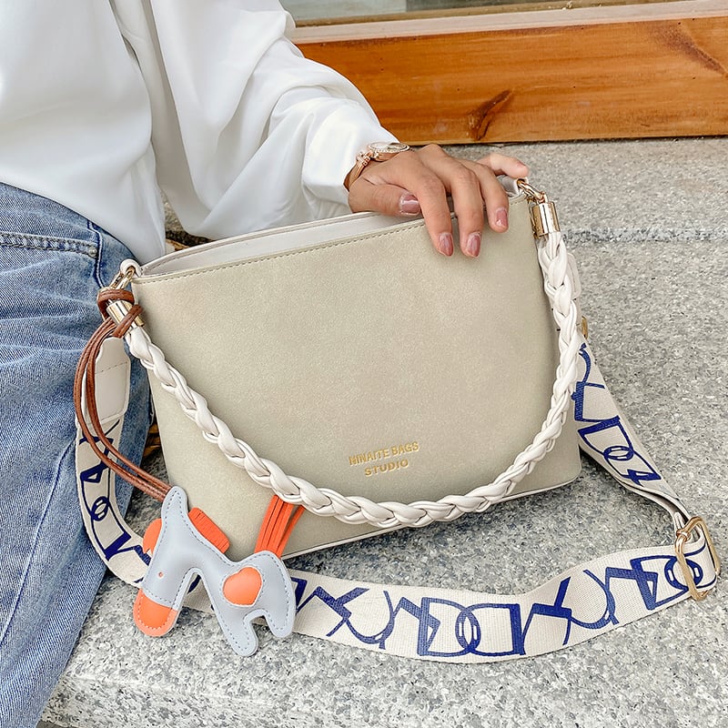 人気の小さなバッグハンドバッグ2020新しいトレンディなファッション織ワンショルダーメッセンジャーバッグネット有名人海洋ポータブルバケットバッグ Tiancai_Wing_Bag2499070