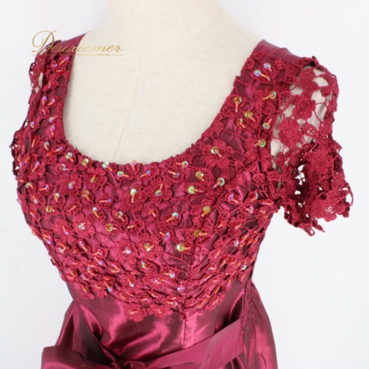 パーティドレス 社交ダンス レディース スタンダード レッド系 ドレス カラードレス 発表会 演奏会 カラオケ 二次会 ピアノ 赤 花柄 レース パープル系 ワインレッド系 光沢 サテン風 光沢感 フェミニン 袖なし ノースリーブ フレアスカート ミモレ丈 ロング丈 大人可愛い 華やか 上品 エレガント レース花柄 刺繍風レース ウエストリボン 蝶結び ベルト付き きれいめ 結婚式 コンサート 舞台衣装 衣装用 フォーマル レディース 伸縮性 シャーリング 体型カバー カラオケ衣装 発表会ドレス