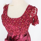 パーティドレス 社交ダンス レディース スタンダード レッド系 ドレス カラードレス 発表会 演奏会 カラオケ 二次会 ピアノ 赤 花柄 レース パープル系 ワインレッド系 光沢 サテン風 光沢感 フェミニン 袖なし ノースリーブ フレアスカート ミモレ丈 ロング丈 大人可愛い 華やか 上品 エレガント レース花柄 刺繍風レース ウエストリボン 蝶結び ベルト付き きれいめ 結婚式 コンサート 舞台衣装 衣装用 フォーマル レディース 伸縮性 シャーリング 体型カバー カラオケ衣装 発表会ドレス