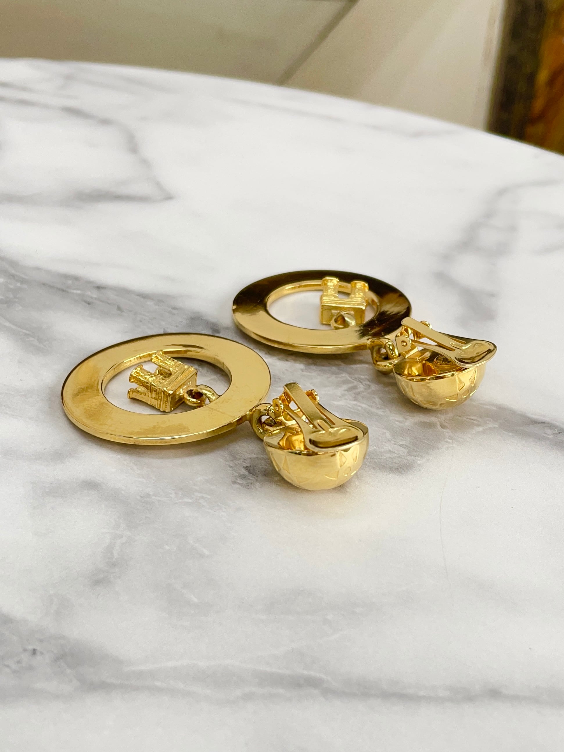 セリーヌゴールド シンプルロゴ スタッドイヤリング CELINE セリーヌ イヤリング メタル ゴールド : ブランド