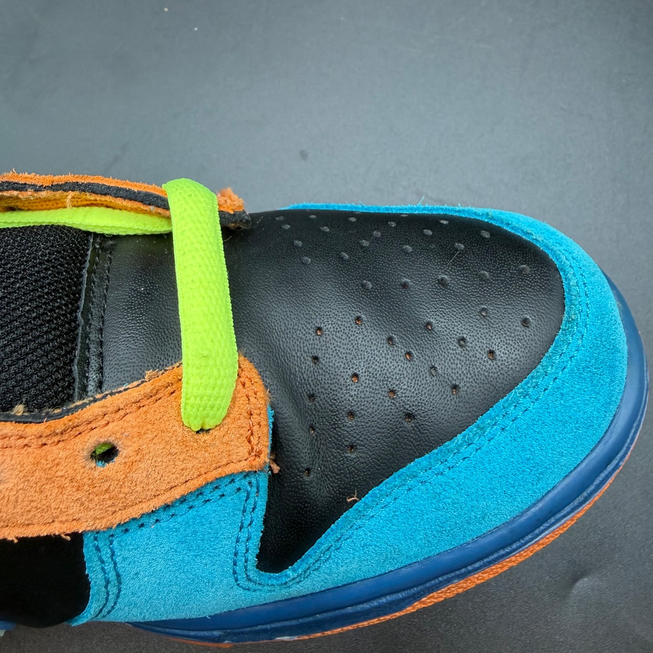 SB DUNK LOW SKATE OR DIE 304292-073