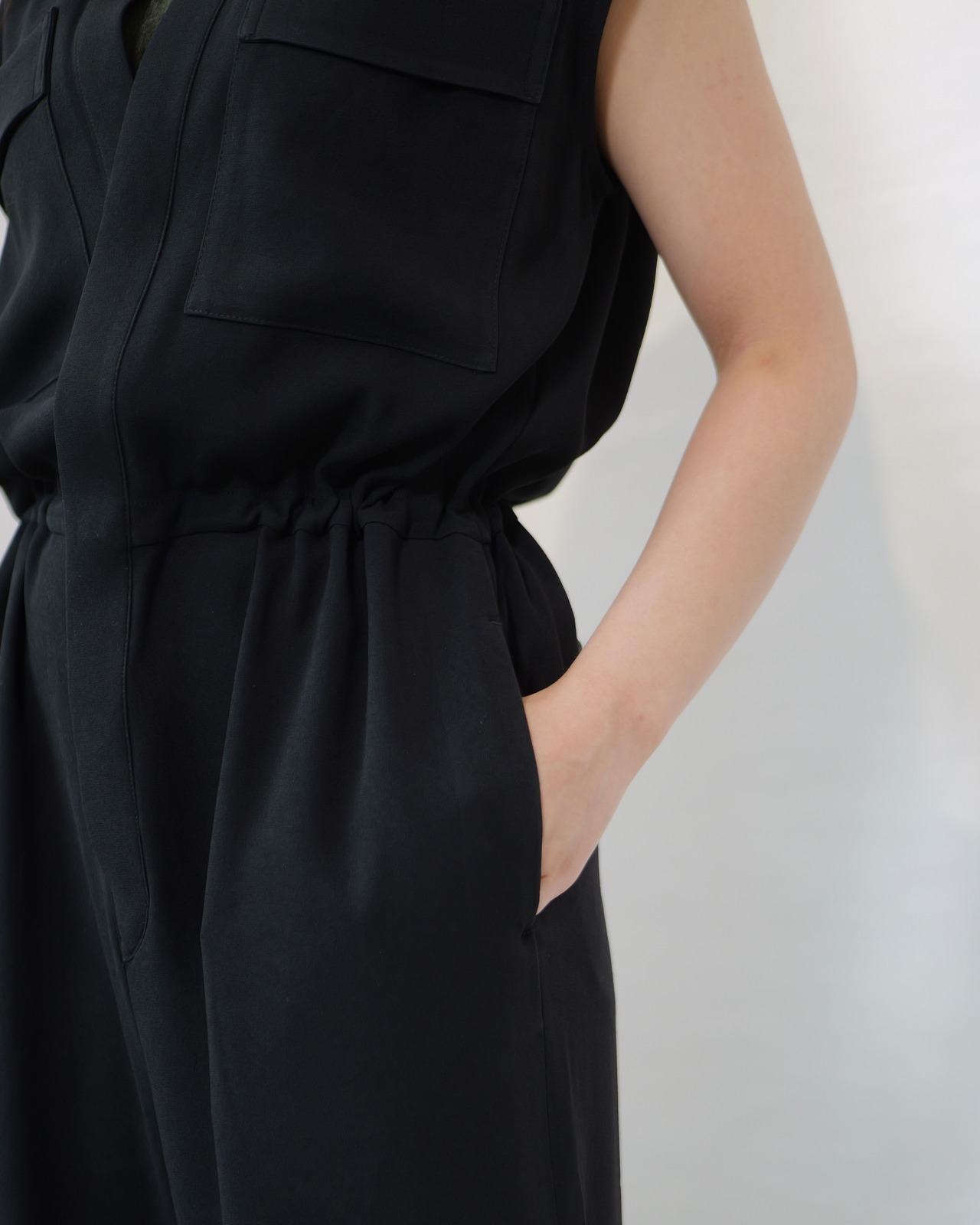 FOURAM - BACK SATIN JUMPSUIT ：BLACK｜バックサテン／ジャンプスーツ／トリアセテート混／オールブラック／ワンピースライク