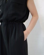 FOURAM - BACK SATIN JUMPSUIT ：BLACK｜バックサテン／ジャンプスーツ／トリアセテート混／オールブラック／ワンピースライク