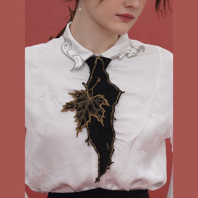 ゴールドに透ける秋のメープルリーフ刺繍ネクタイ　E00138