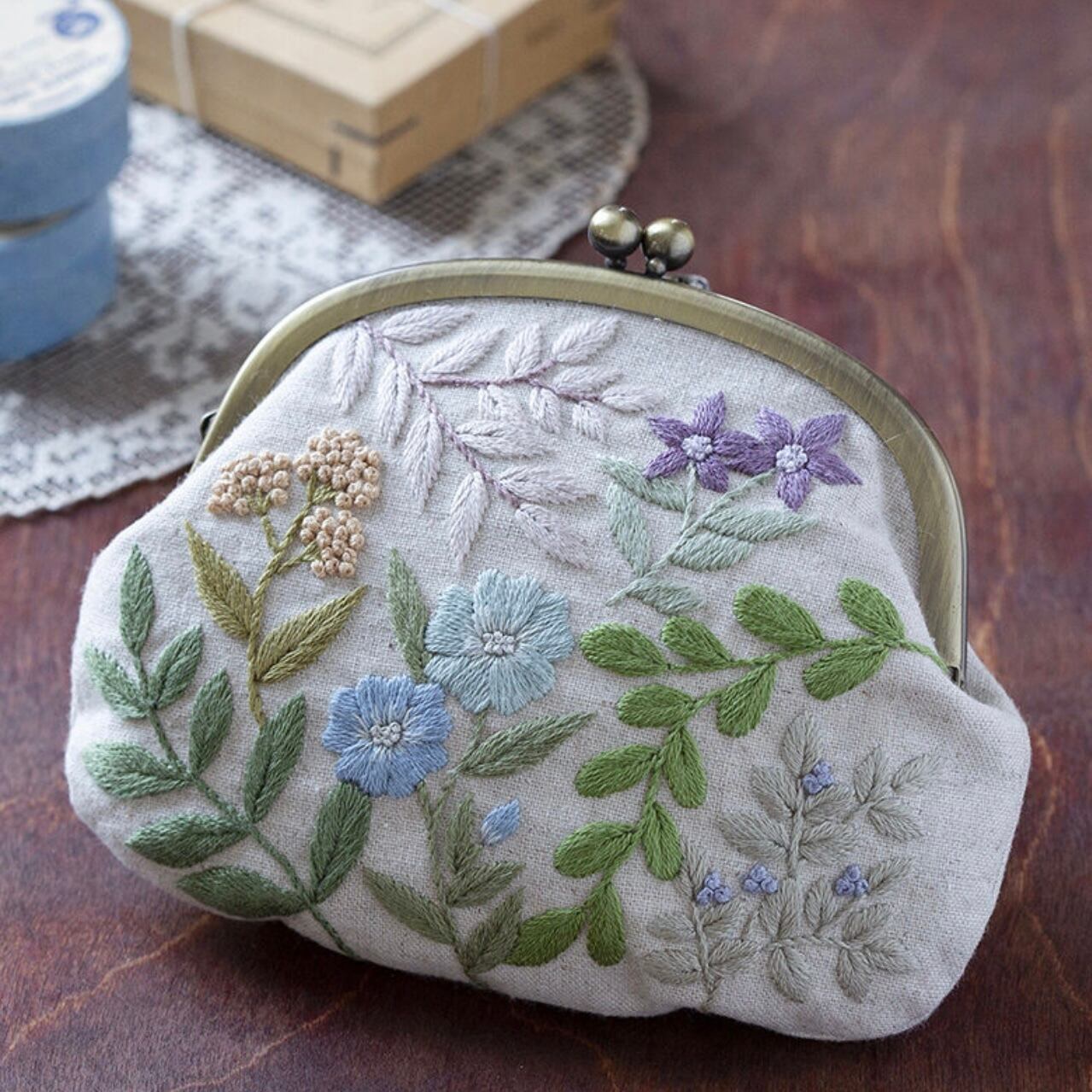 刺繍キット〉風にそよぐ野花のがま口 ーBLUEー | Marguerite刺繍教室